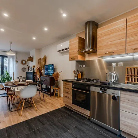 Le De La Leyre Apartment