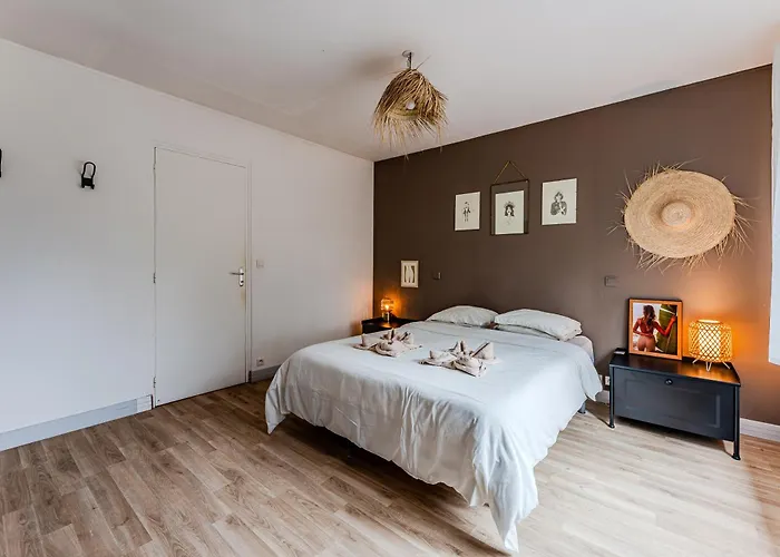 Le De La Leyre Apartment