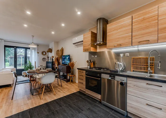 Le De La Leyre Apartment