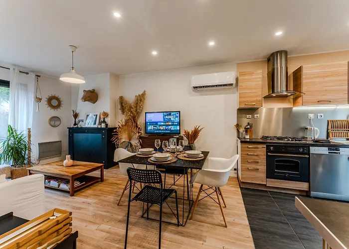 Le De La Leyre Apartment